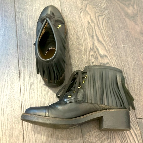 Fringed leather upper ankle boots. Size 7.5 - Picture 4 of 4